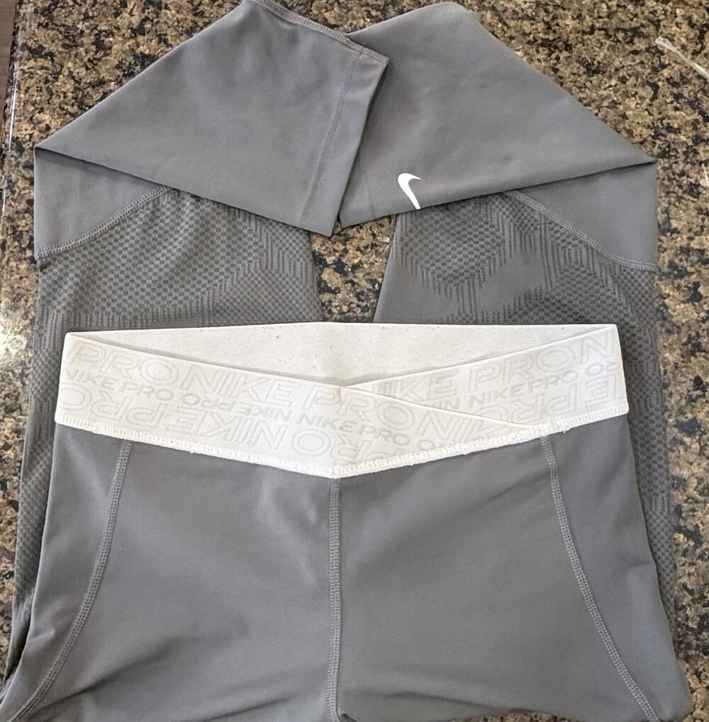 Nike Pro Dri-FIT Women’s Mid-Rise Capri Training Leggings Sz Medium